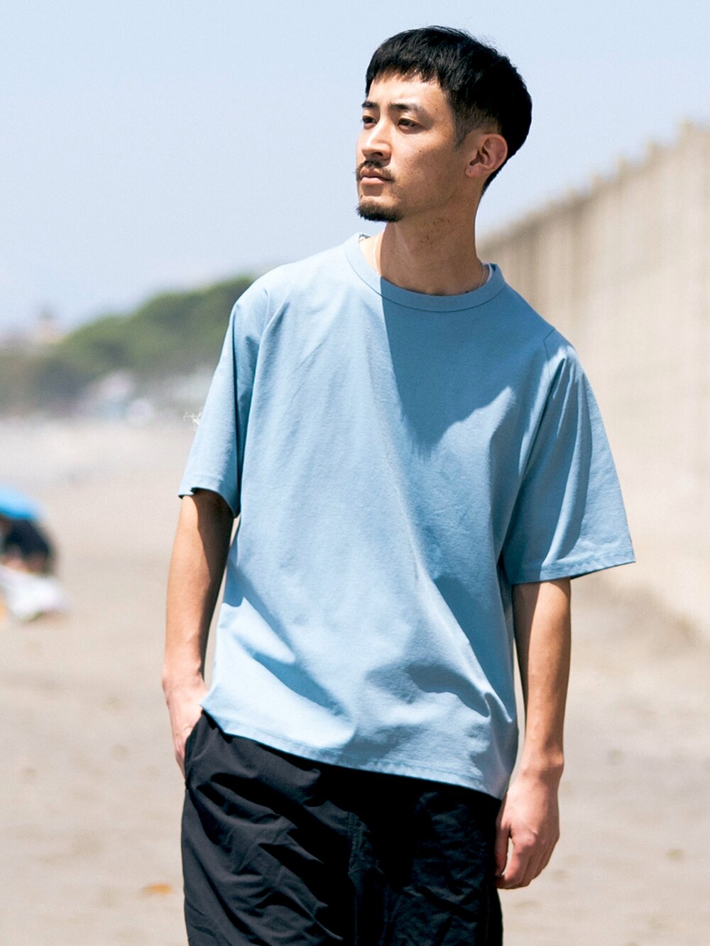 ブルー系のTシャツ/カットソー、ブラック系のその他パンツ、ブラック系のサンダルを着用したメンズの夏コーディネートの2枚目の写真