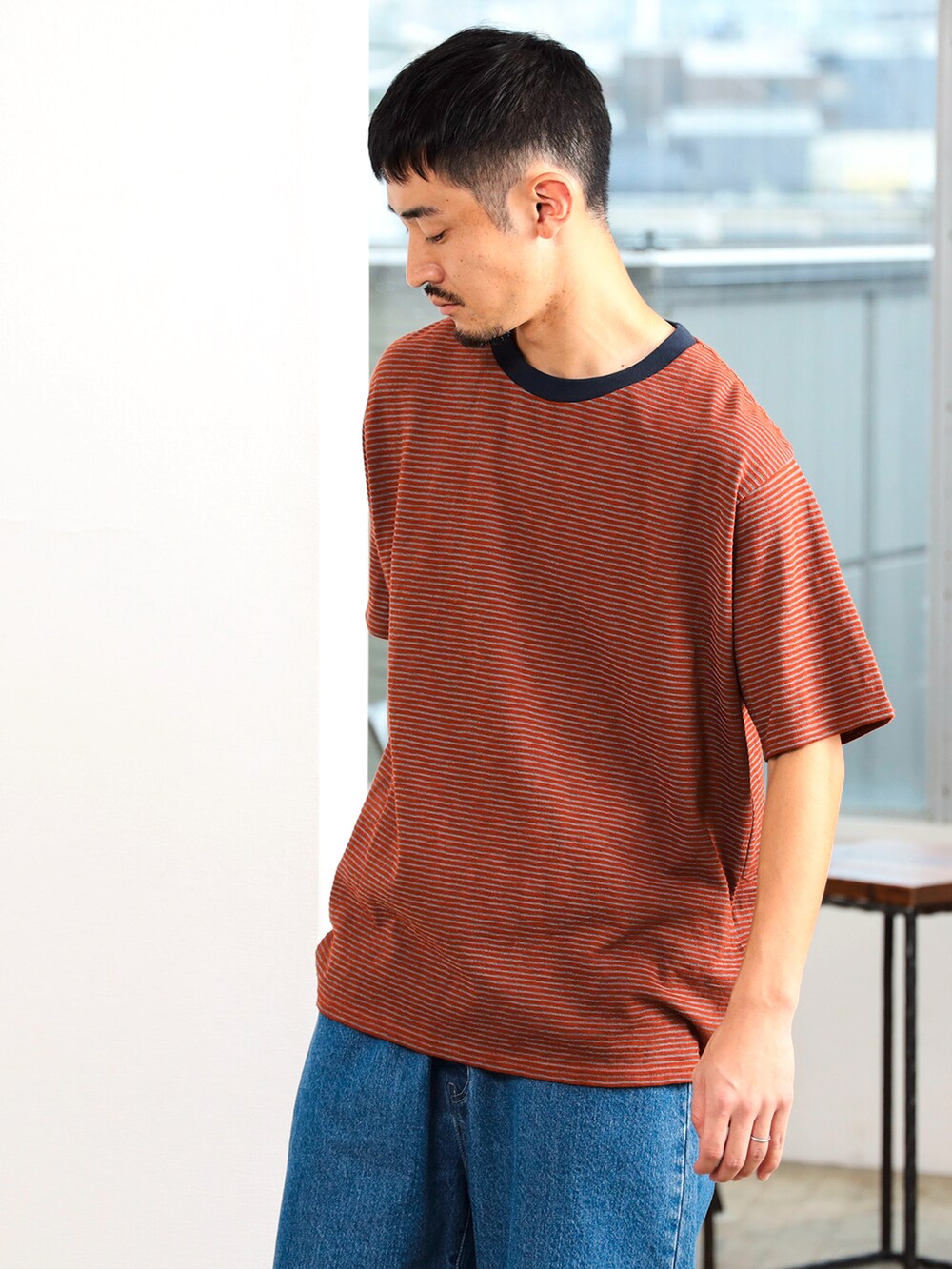 ブルー系のTシャツ/カットソー、ブルー系のデニムパンツを着用したメンズの夏コーディネートの2枚目の写真