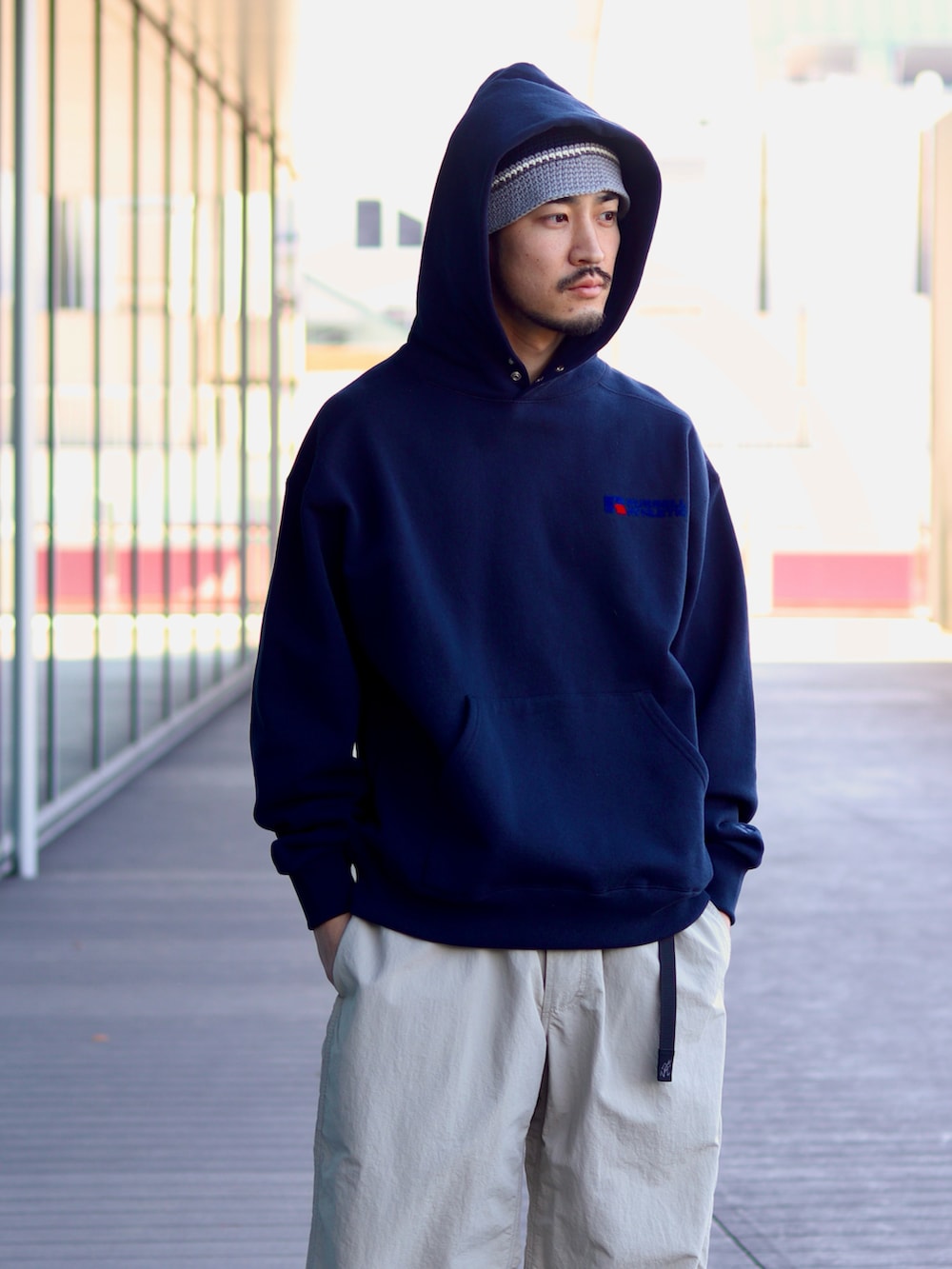 ブルー系のパーカー、ベージュ系のその他パンツ、グレー系のハットを着用したメンズの冬コーディネートの3枚目の写真