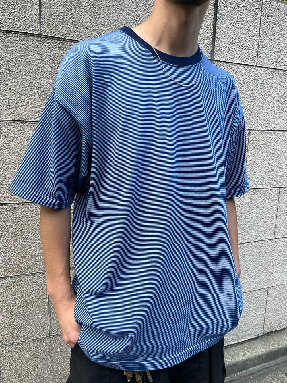 ブルー系のTシャツ/カットソー、ホワイト系のスニーカーを着用したメンズの夏コーディネートの3枚目の写真