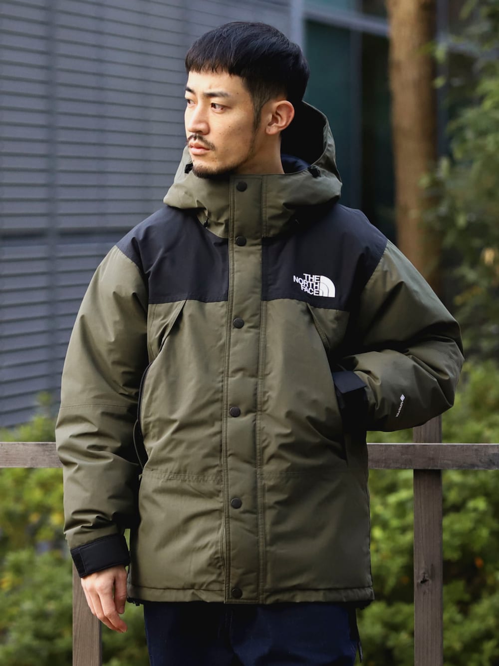 グリーン系のダウンジャケット/コートを着用したメンズの冬コーディネートの3枚目の写真