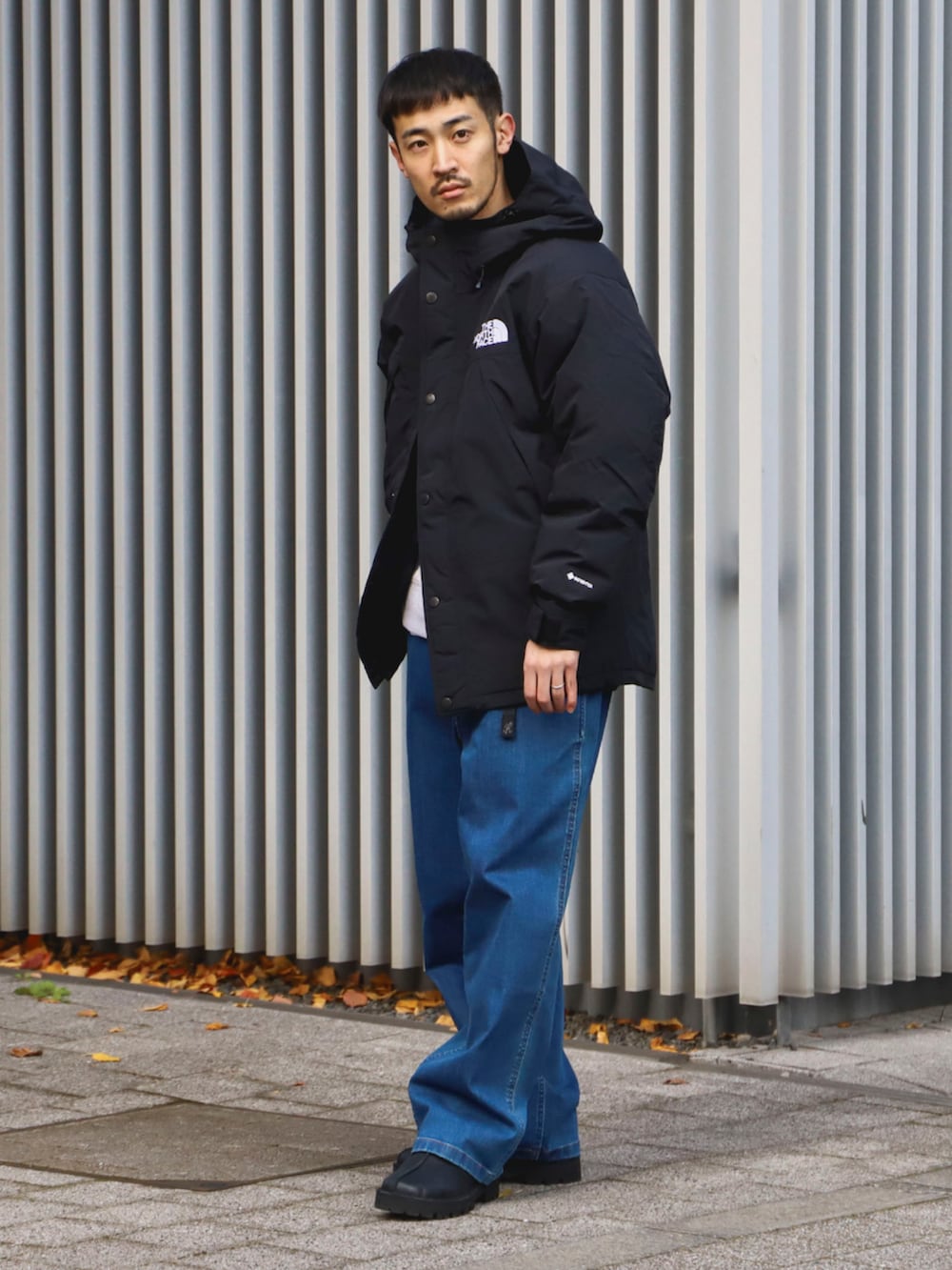 ブラック系のダウンジャケット/コートを着用したメンズの冬コーディネートの2枚目の写真