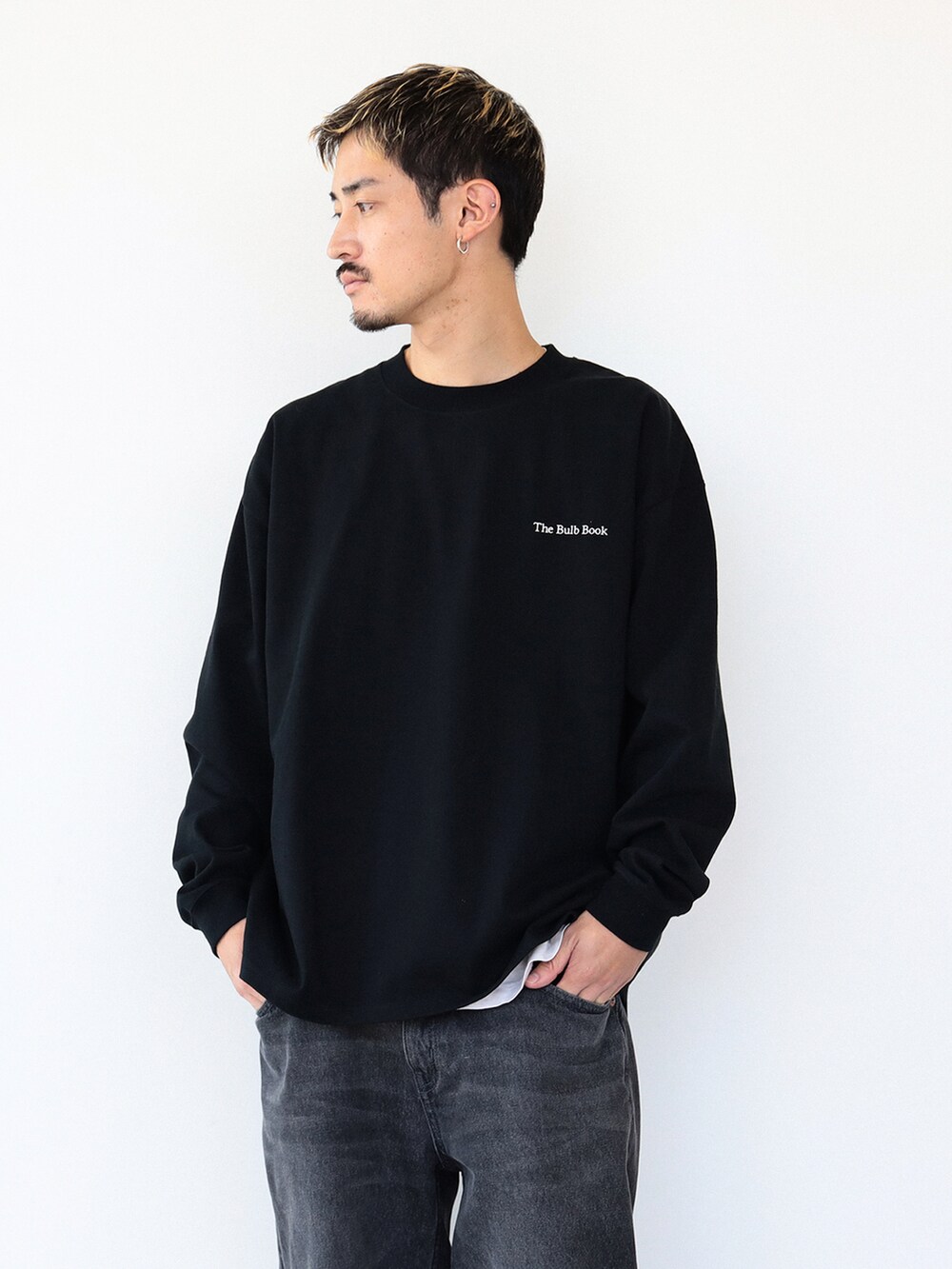 ブラック系のTシャツ/カットソー、その他のスニーカー、ブラック系のその他パンツを着用したメンズの夏コーディネートの4枚目の写真