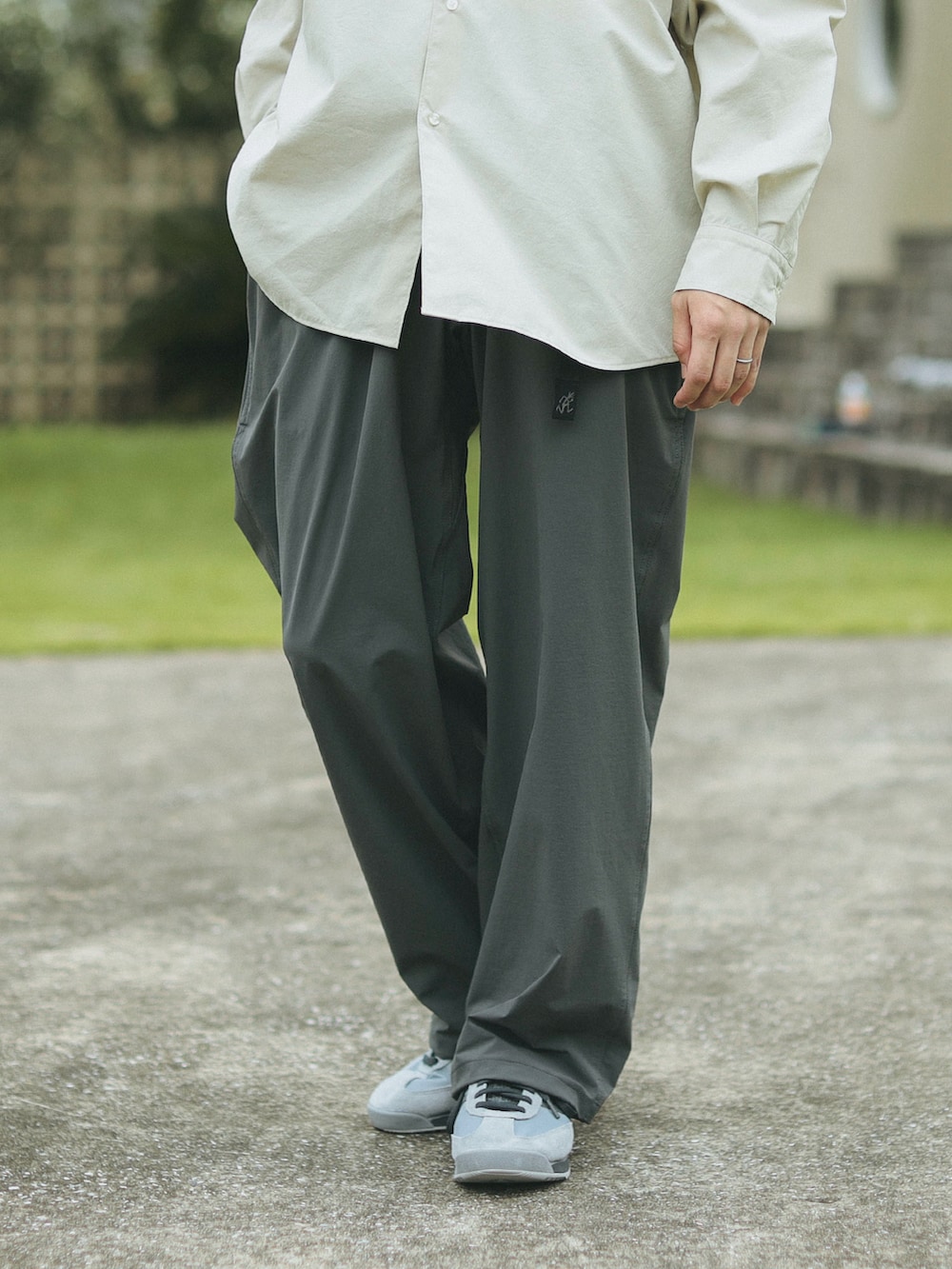 ベージュ系のシャツ/ブラウス、グレー系のその他パンツを着用したメンズの秋コーディネートの3枚目の写真