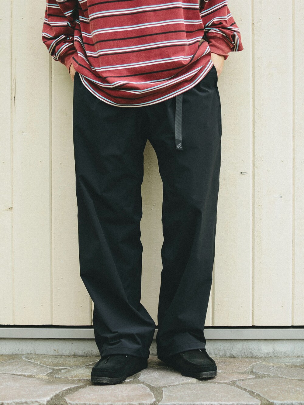 レッド系のTシャツ/カットソー、ブラック系のその他パンツを着用したメンズの秋コーディネートの3枚目の写真