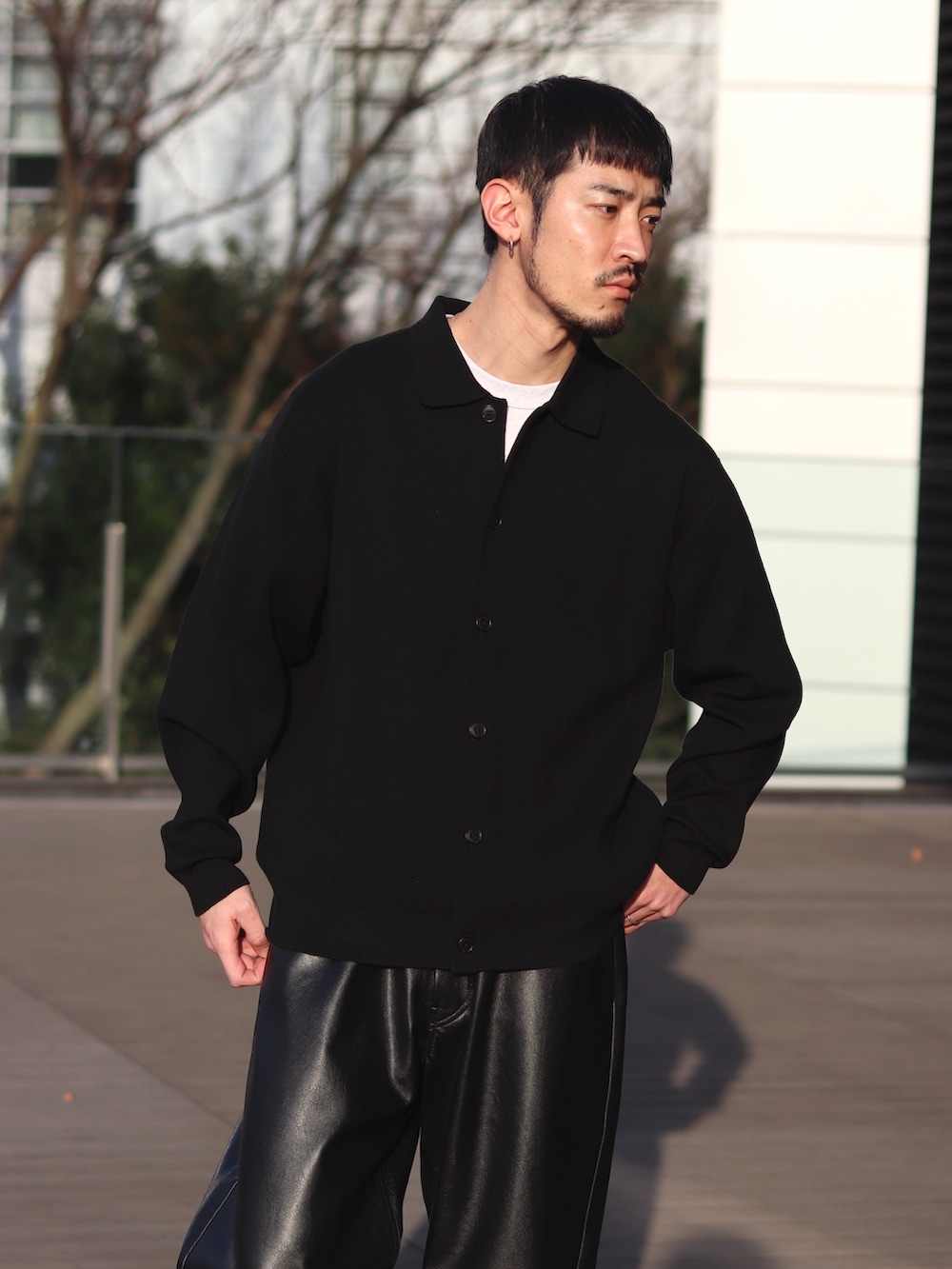 ブラック系のカーディガン/ボレロ、ブラック系のその他パンツを着用したメンズの冬コーディネートの2枚目の写真