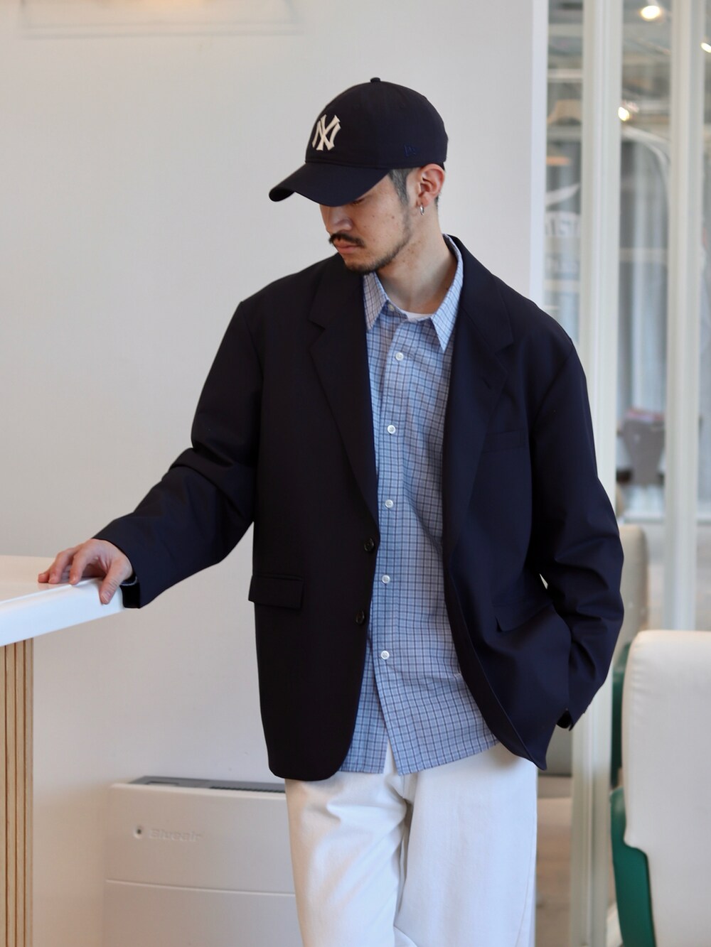 ブルー系のテーラードジャケット、ホワイト系のデニムパンツ、ブルー系のシャツ/ブラウスを着用したメンズの冬コーディネートの4枚目の写真