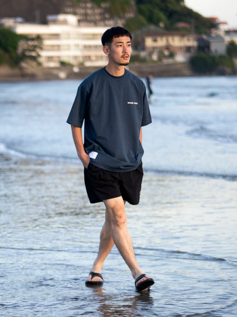 ブルー系のTシャツ/カットソー、ブラック系のその他パンツを着用したメンズの夏コーディネートの2枚目の写真