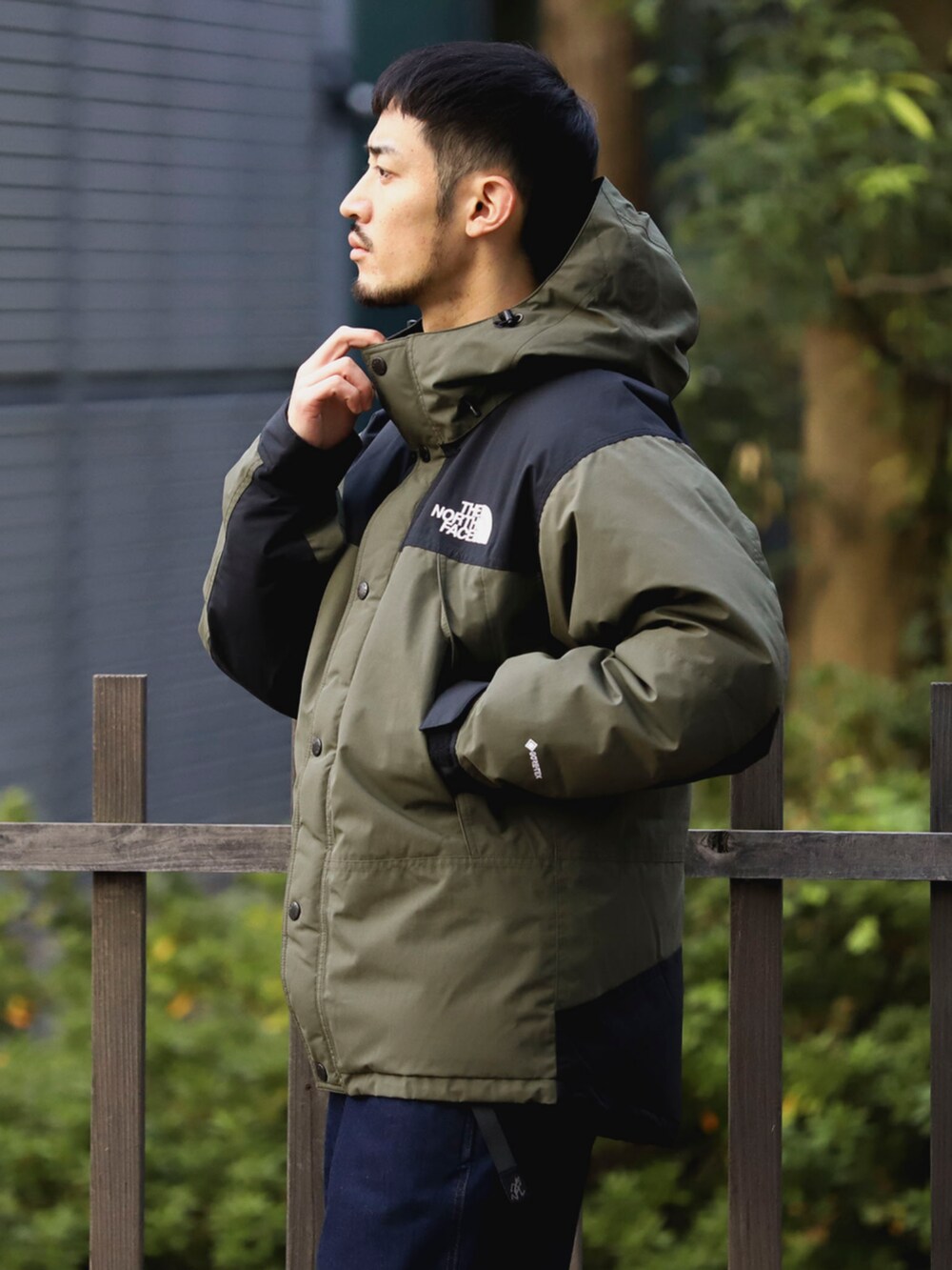 グリーン系のダウンジャケット/コートを着用したメンズの冬コーディネートの4枚目の写真