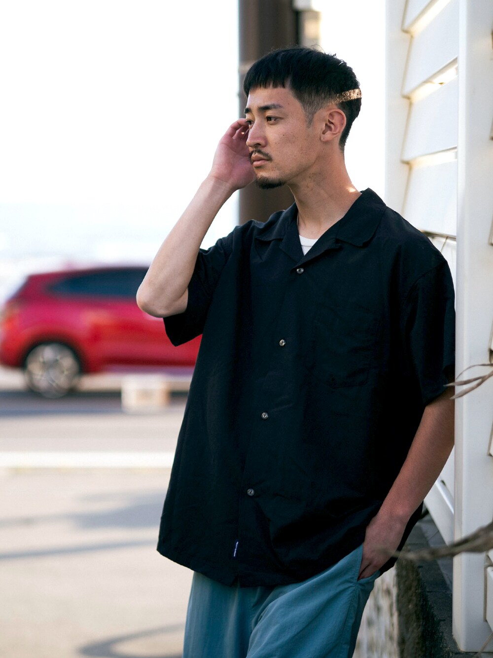 ブラック系のシャツ/ブラウス、ブルー系のその他パンツを着用したメンズの夏コーディネートの3枚目の写真