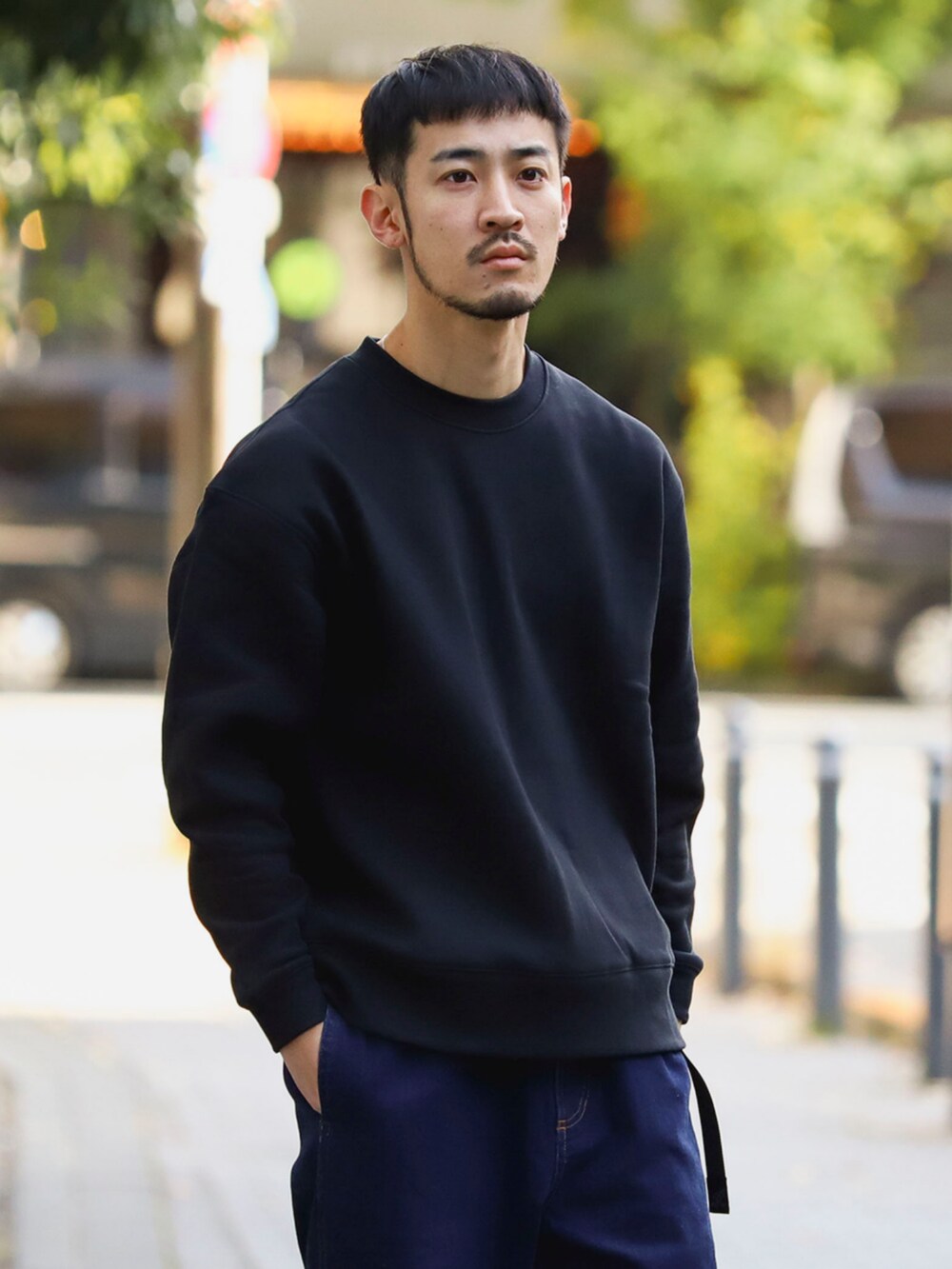 ブラック系のスウェットを着用したメンズの冬コーディネートの2枚目の写真