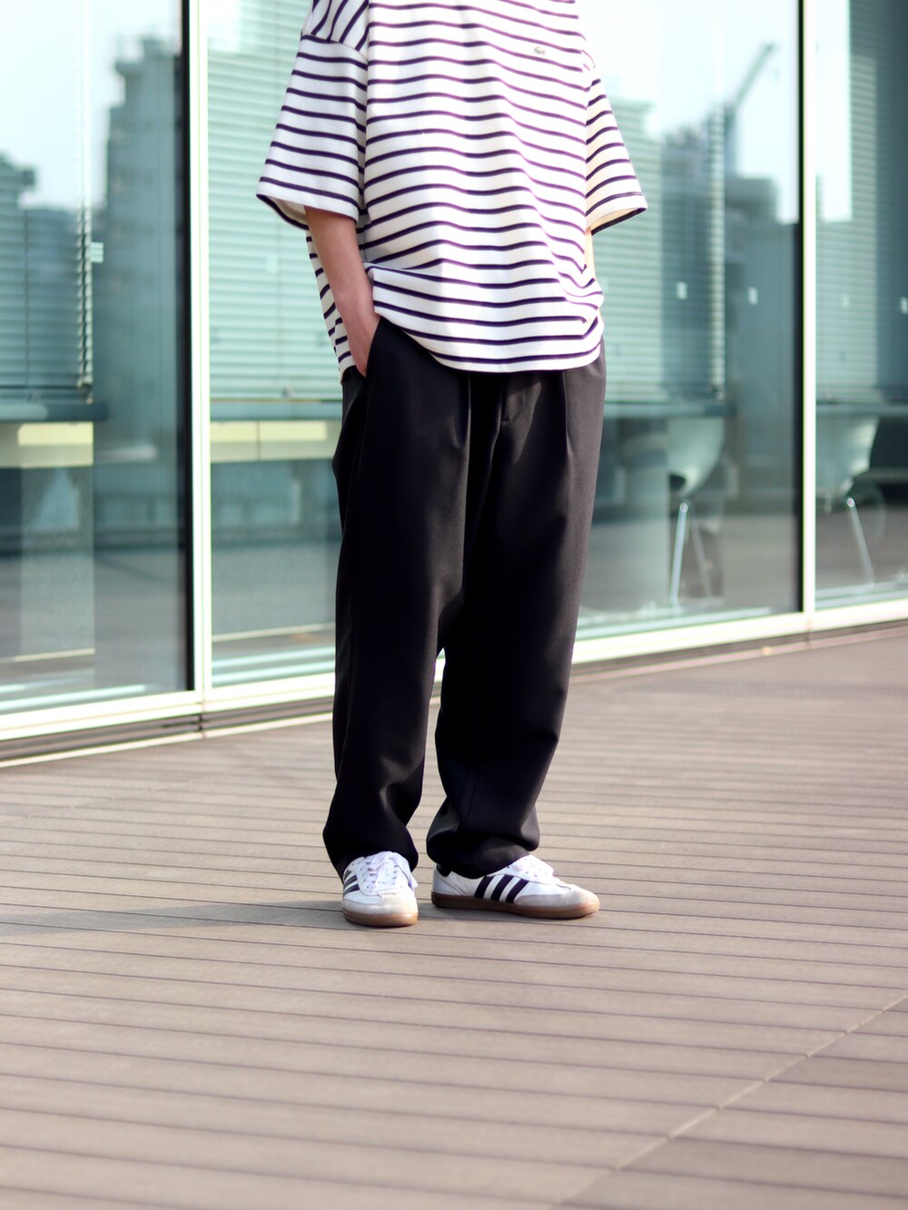 ホワイト系のTシャツ/カットソー、ブラック系のその他パンツ、ブラック系のキャップを着用したメンズの春コーディネートの4枚目の写真