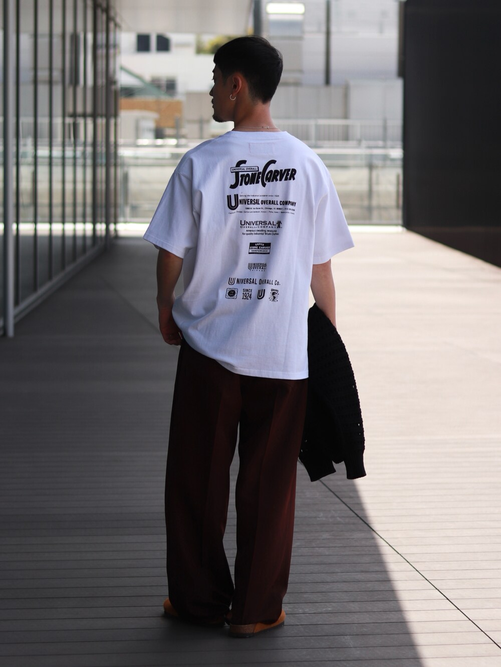 ブラック系のカーディガン/ボレロ、ブラウン系のその他パンツ、ホワイト系のTシャツ/カットソーを着用したメンズの春コーディネートの5枚目の写真