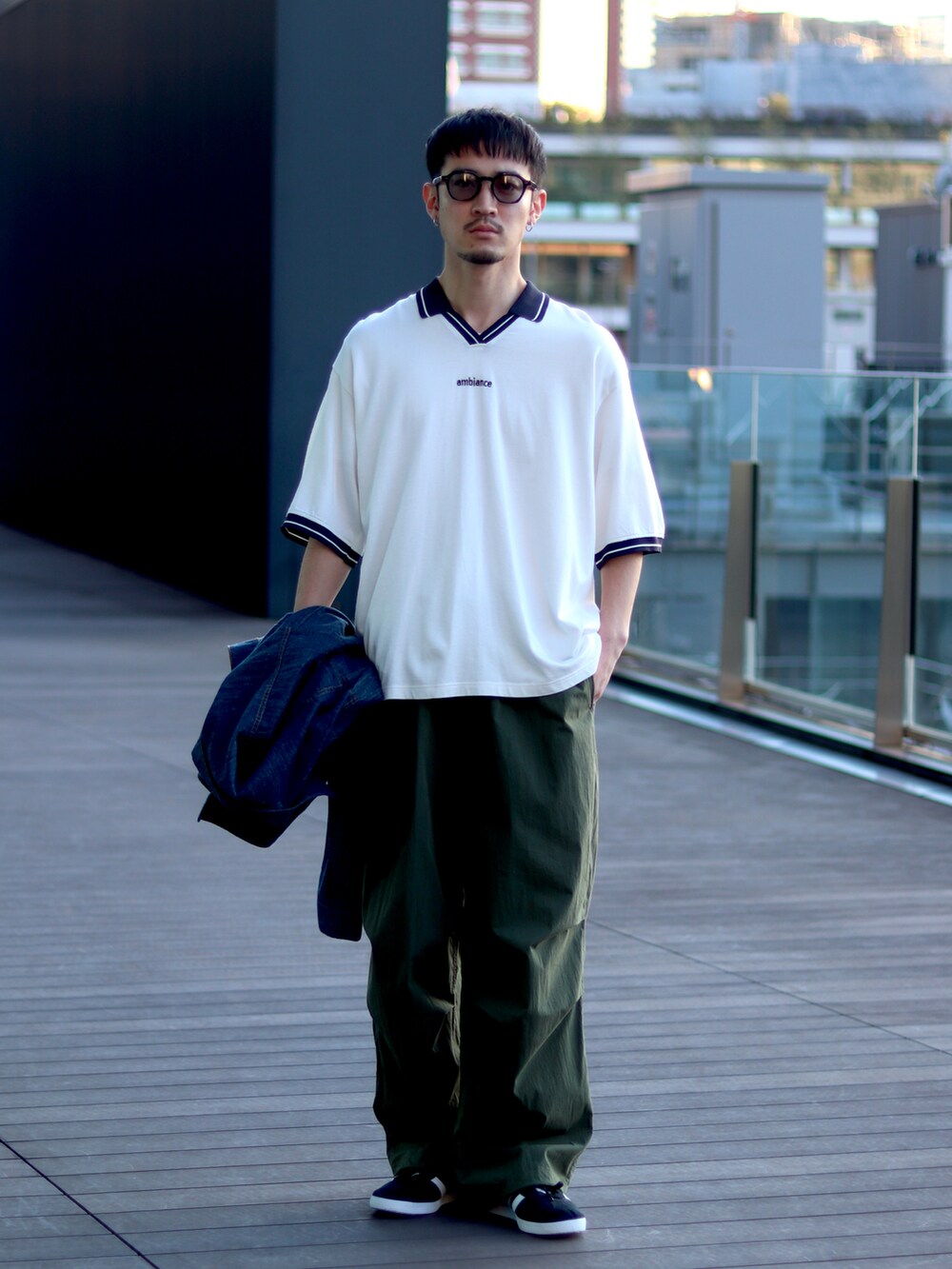 グリーン系のその他パンツ、ブルー系のブルゾン、ホワイト系のTシャツ/カットソーを着用したメンズの春コーディネートの3枚目の写真