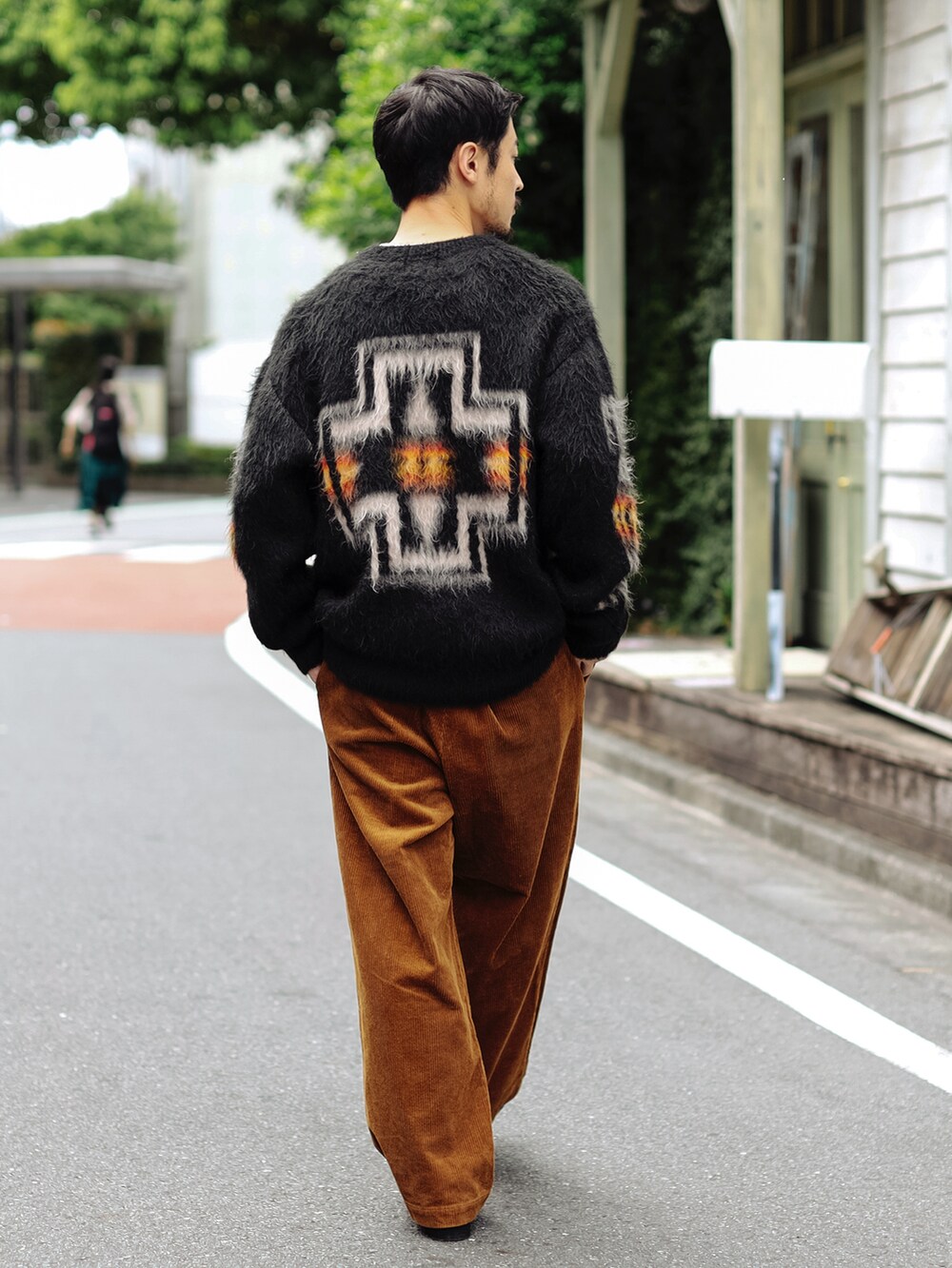 ブラック系のニット/セーターを着用したメンズの秋コーディネートの2枚目の写真