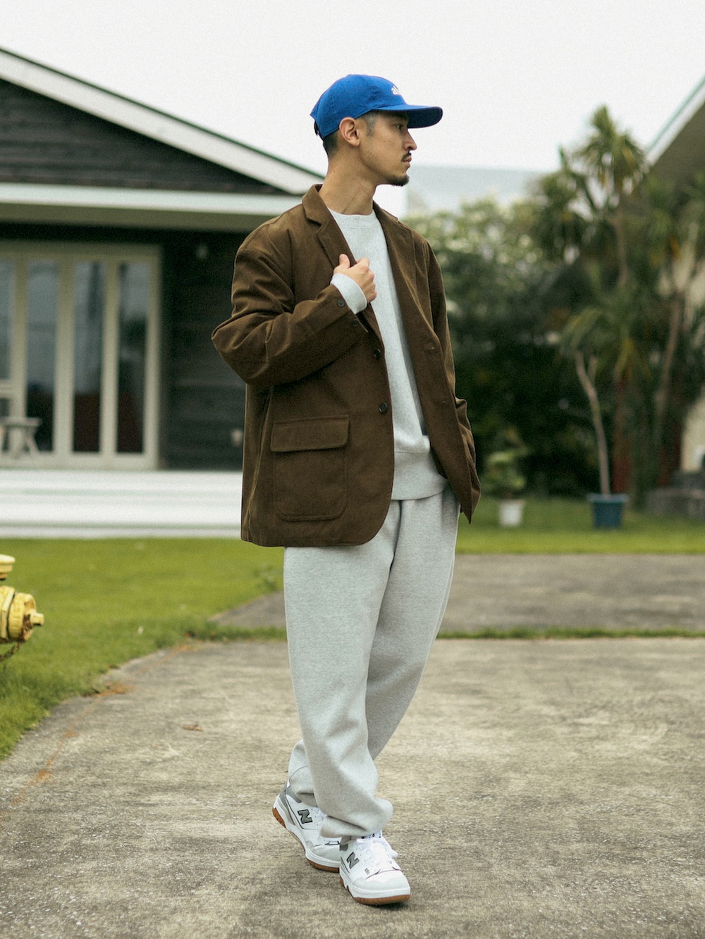 ブラウン系のテーラードジャケット、グレー系のスウェットパンツ、グレー系のスウェットを着用したメンズの秋コーディネートの4枚目の写真