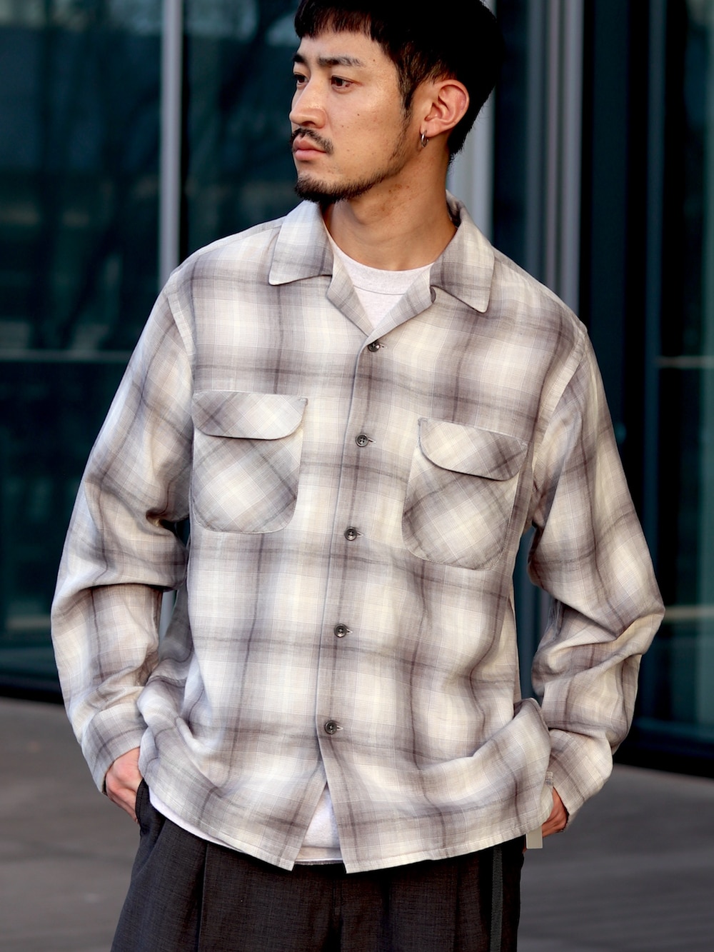 ブラック系のミリタリージャケット、グレー系のシャツ/ブラウス、グレー系のその他パンツを着用したメンズの冬コーディネートの5枚目の写真