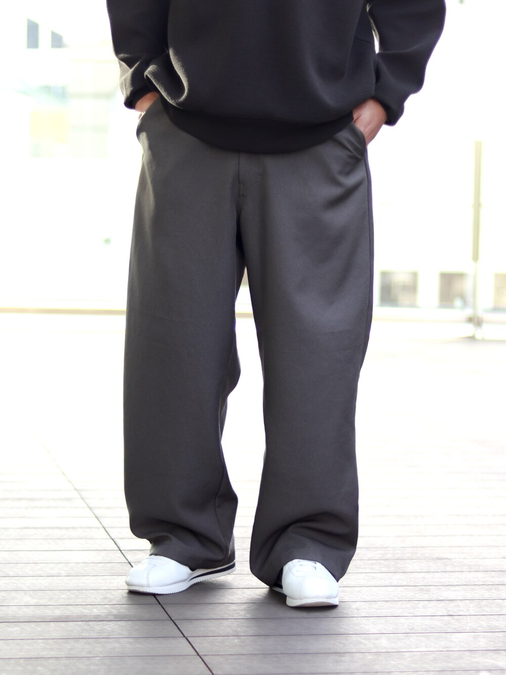 ブラック系のスウェット、ブラック系のその他パンツ、ブラック系のキャップを着用したメンズの秋コーディネートの5枚目の写真