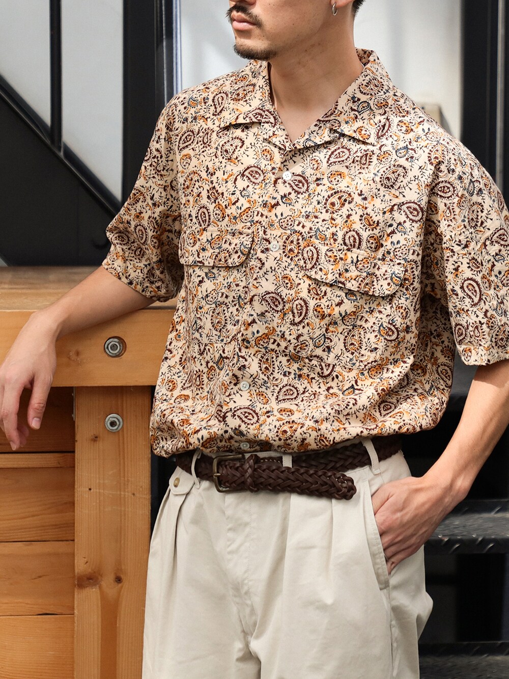 ベージュ系のシャツ/ブラウス、ホワイト系のチノパンツを着用したメンズの夏コーディネートの2枚目の写真