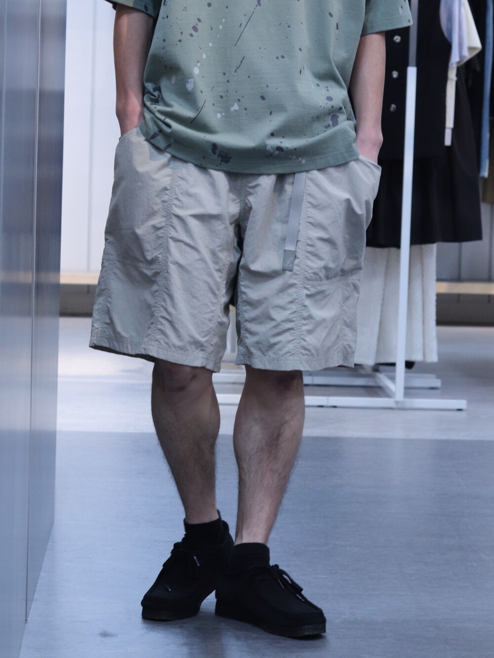 グリーン系のTシャツ/カットソー、ベージュ系のその他パンツを着用したメンズの春コーディネートの3枚目の写真