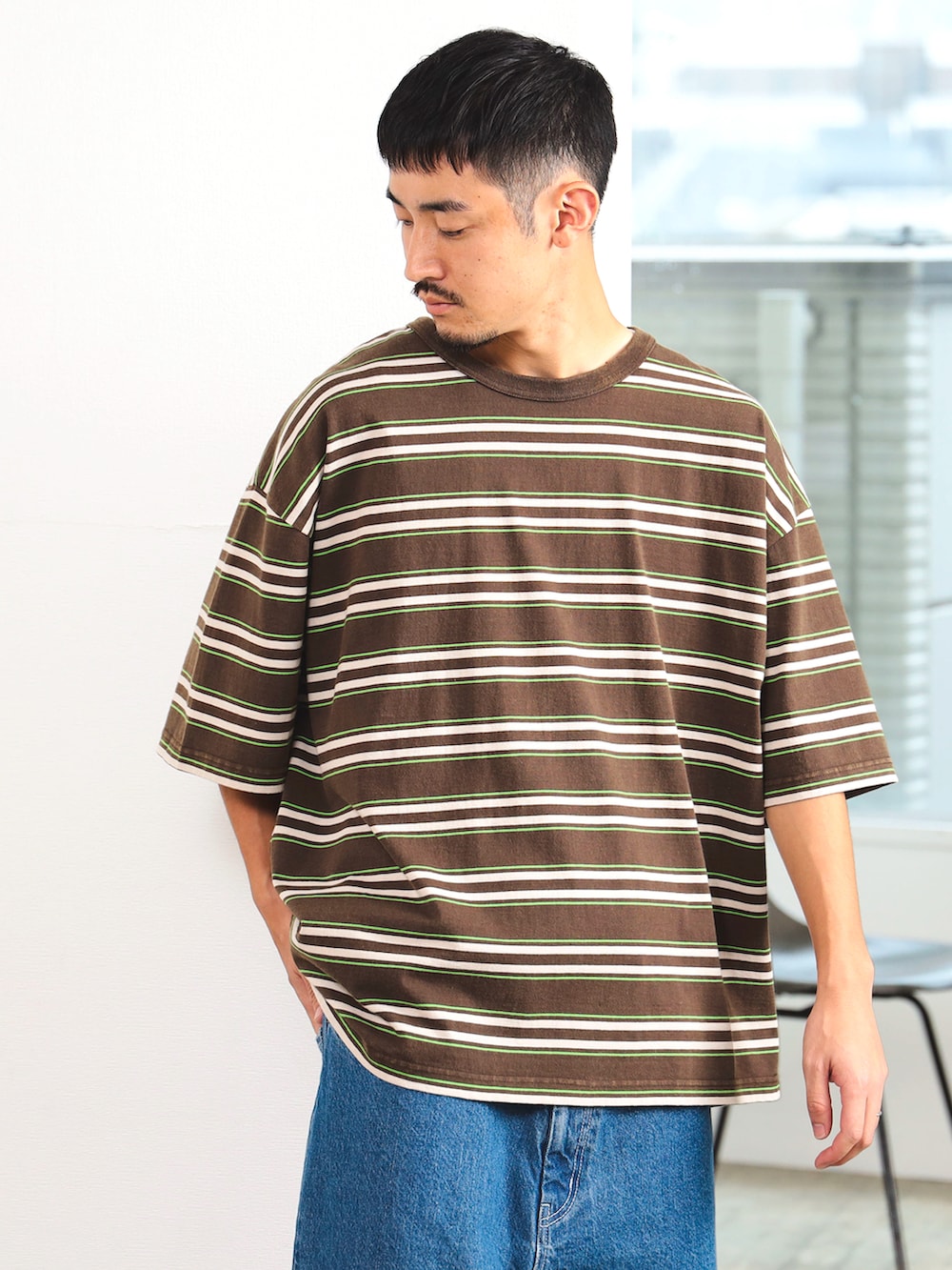 ブラウン系のTシャツ/カットソー、ブルー系のデニムパンツを着用したメンズの夏コーディネートの2枚目の写真