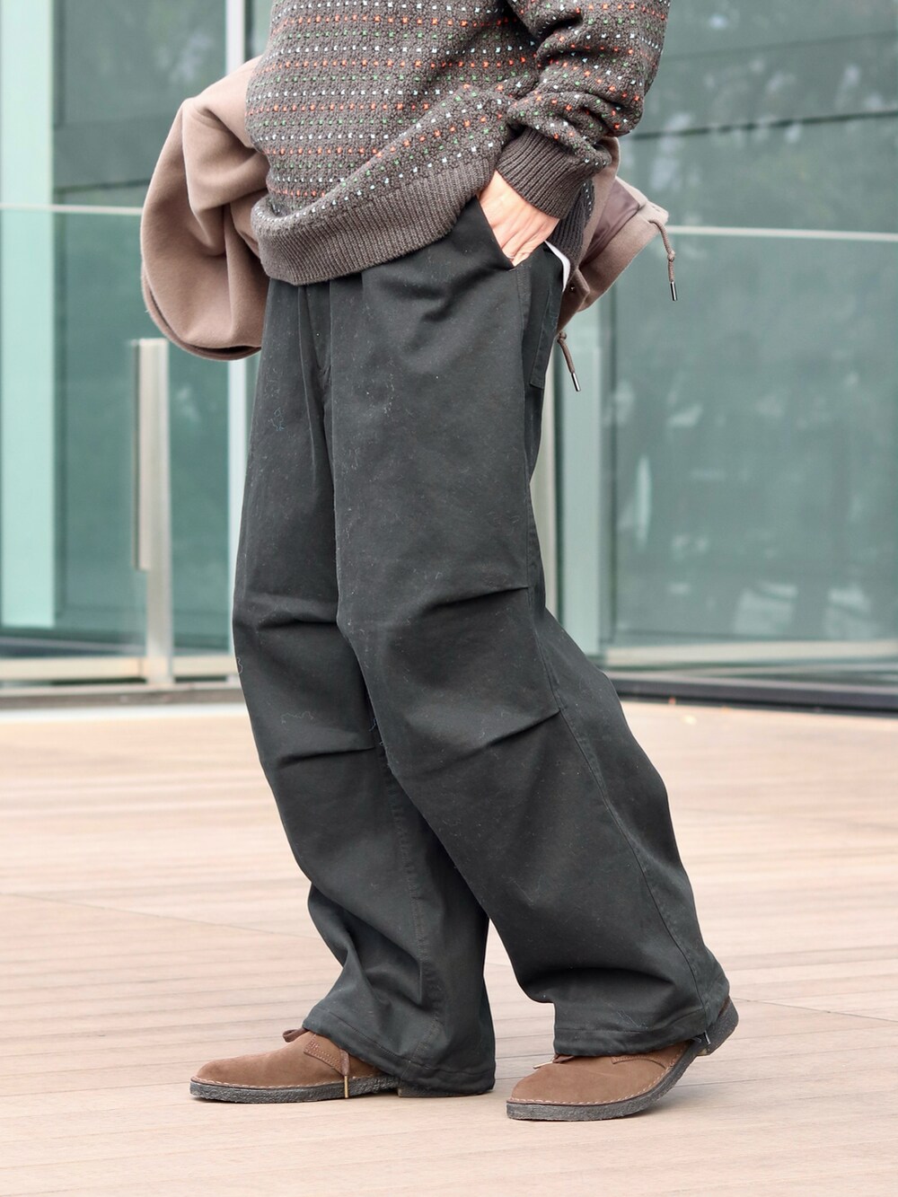 ブラウン系のブルゾン、ブラック系のその他パンツ、グレー系のニット/セーターを着用したメンズの秋コーディネートの5枚目の写真