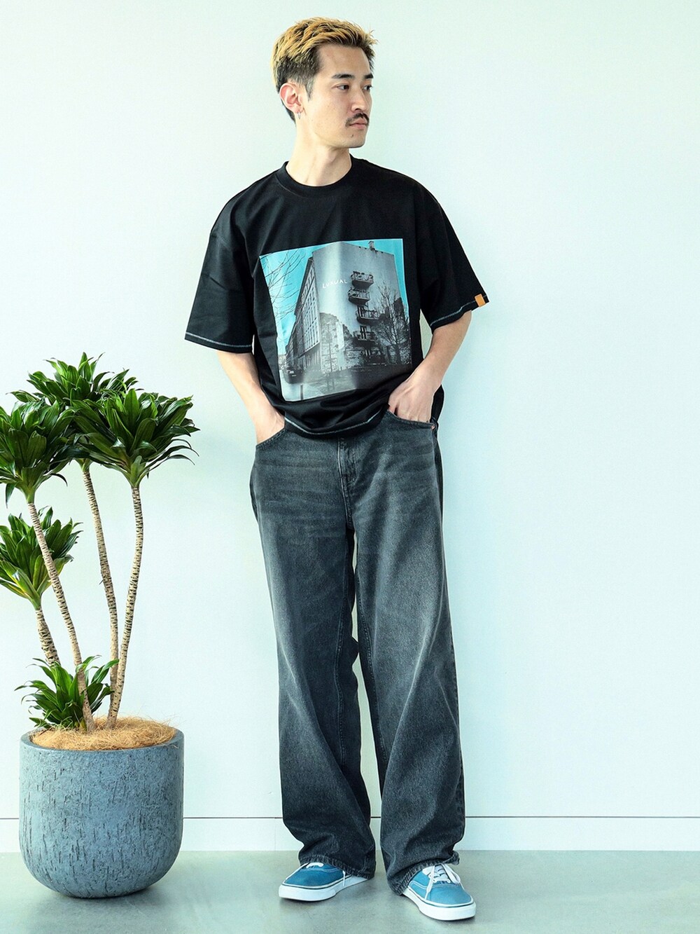 ブラック系のTシャツ/カットソーを着用したメンズの夏コーディネートの2枚目の写真
