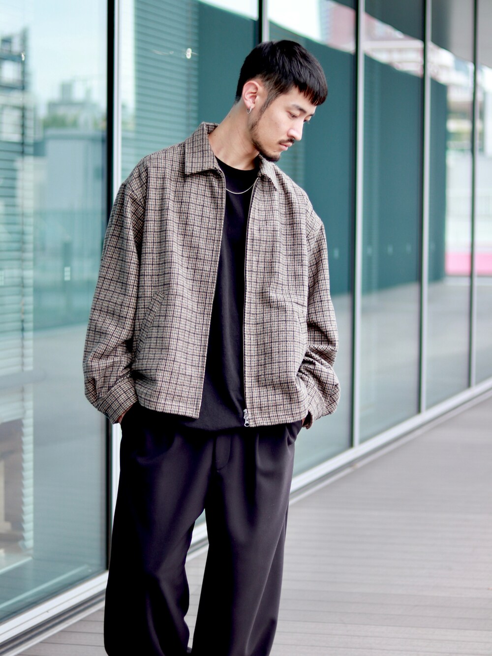 ブラウン系のブルゾン、ブラック系のその他パンツを着用したメンズの秋コーディネートの3枚目の写真