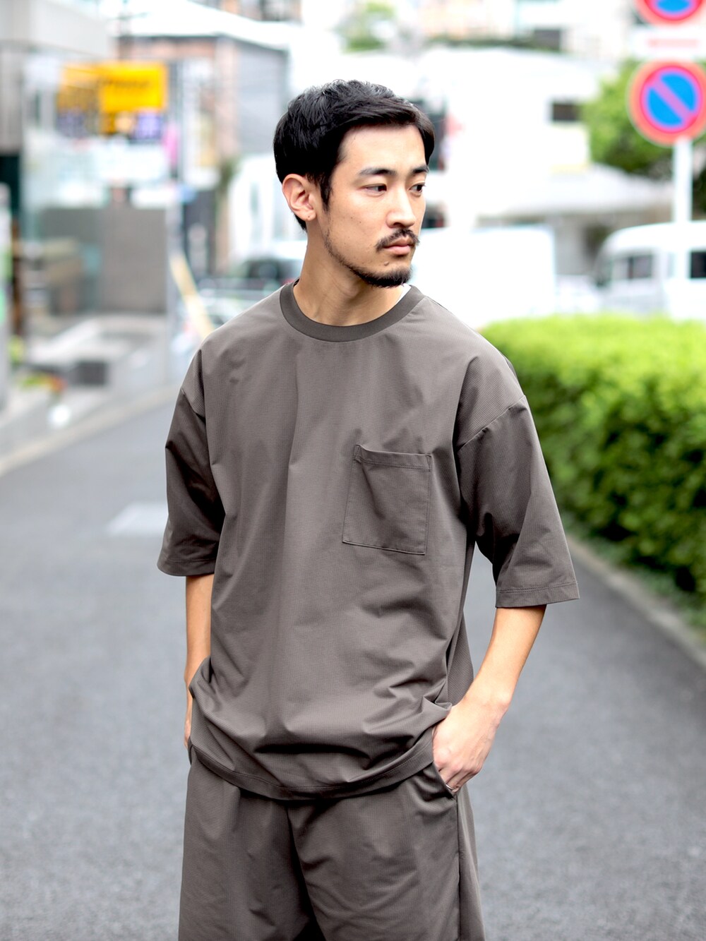 ブラウン系のテーラードジャケット、ブラウン系のTシャツ/カットソー、ブラウン系のその他パンツを着用したメンズの秋コーディネートの3枚目の写真