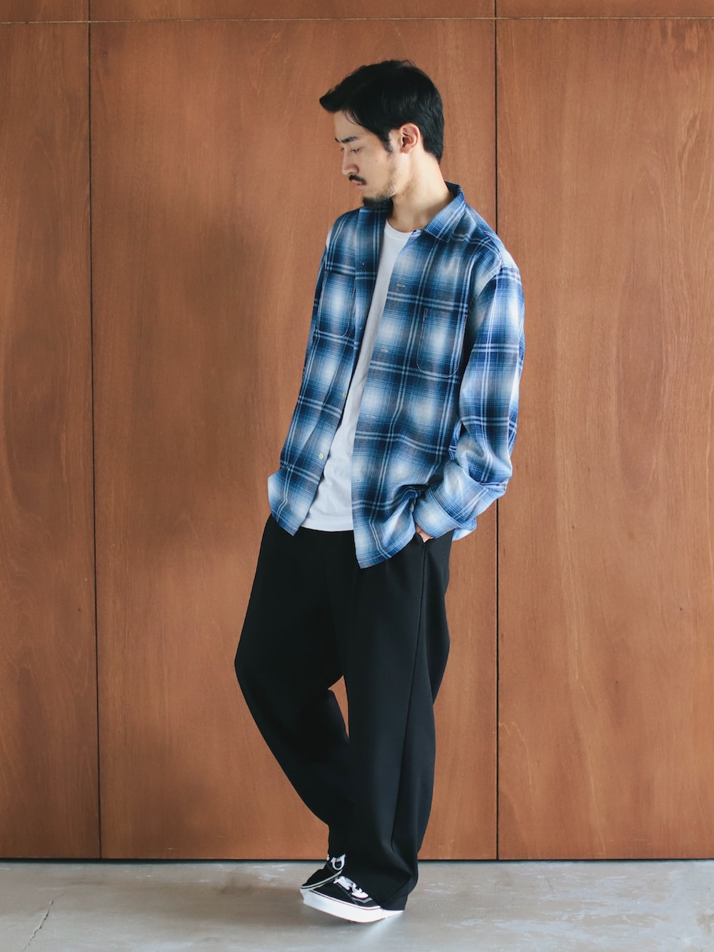 ブルー系のシャツ/ブラウス、ブラック系のその他パンツを着用したメンズの秋コーディネートの4枚目の写真