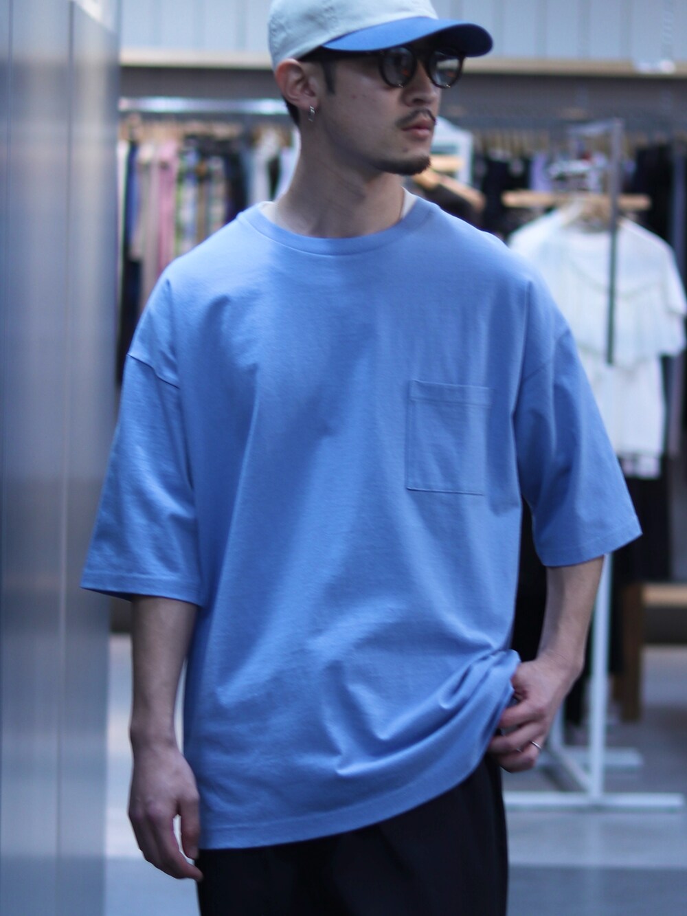 ブルー系のTシャツ/カットソー、ブラック系のその他パンツ、ホワイト系のスニーカーを着用したメンズの春コーディネートの3枚目の写真