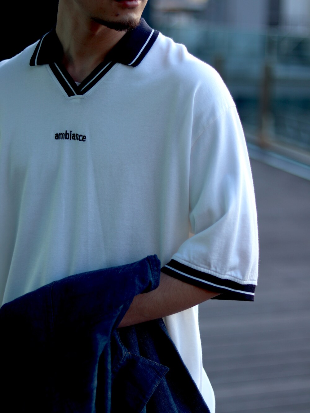 グリーン系のその他パンツ、ブルー系のブルゾン、ホワイト系のTシャツ/カットソーを着用したメンズの春コーディネートの5枚目の写真