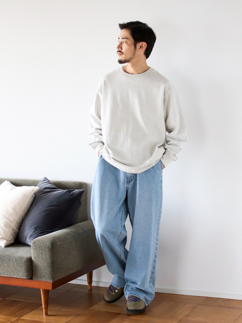 シルバー系のTシャツ/カットソー、ブルー系のデニムパンツ、ベージュ系のブーツを着用したメンズの秋コーディネートの2枚目の写真