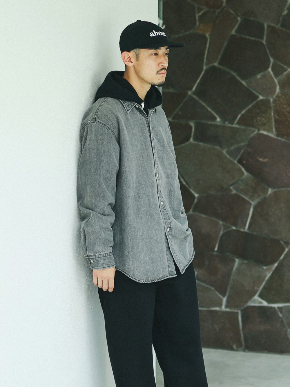 ブラック系のシャツ/ブラウス、ブラック系のスウェットパンツ、ブラック系のパーカーを着用したメンズの秋コーディネートの2枚目の写真