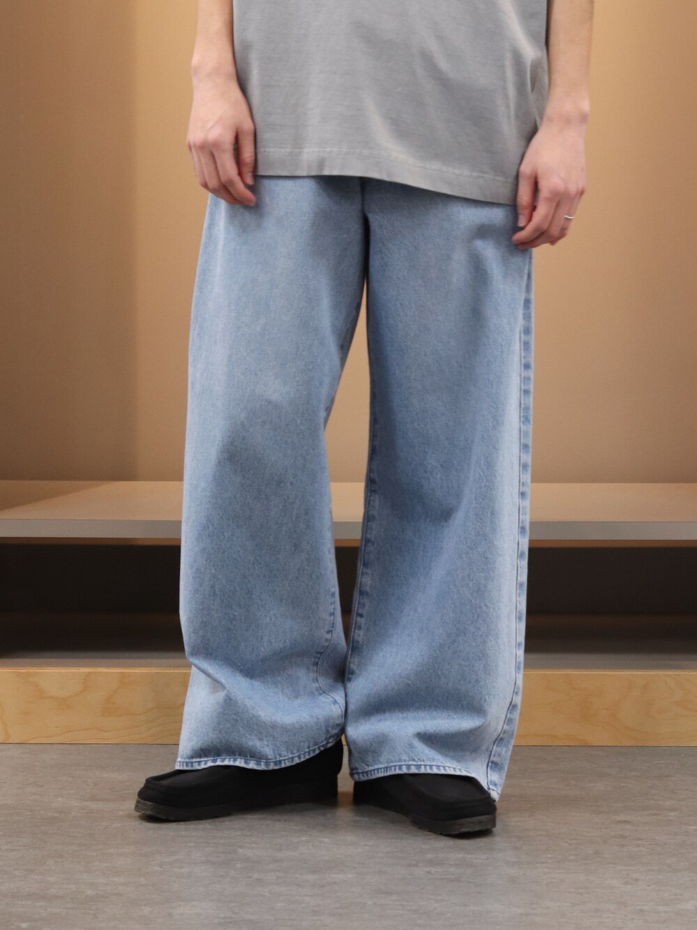 ブラック系のTシャツ/カットソー、ブルー系のデニムパンツ、ブラック系のキャップを着用したメンズの春コーディネートの4枚目の写真