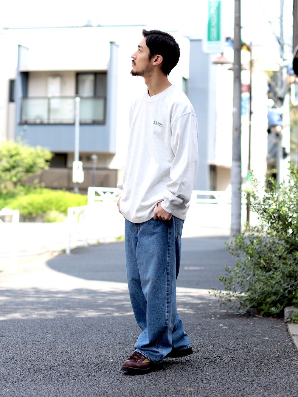 ブルー系のデニムパンツ、ブラウン系のブーツを着用したメンズの秋コーディネートの2枚目の写真