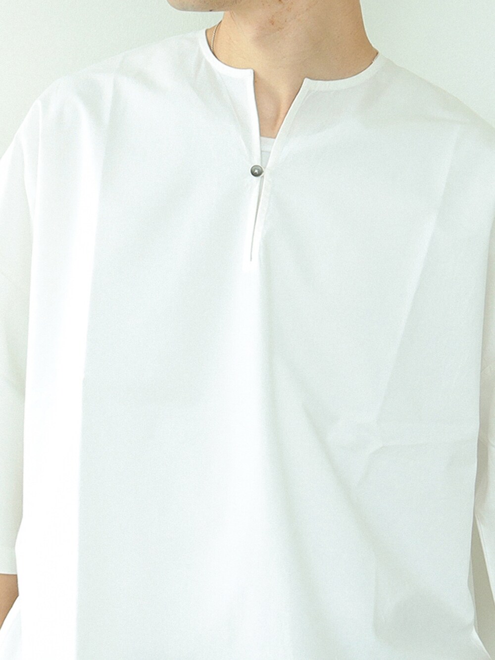 ホワイト系のTシャツ/カットソー、ベージュ系のその他パンツを着用したメンズの夏コーディネートの4枚目の写真