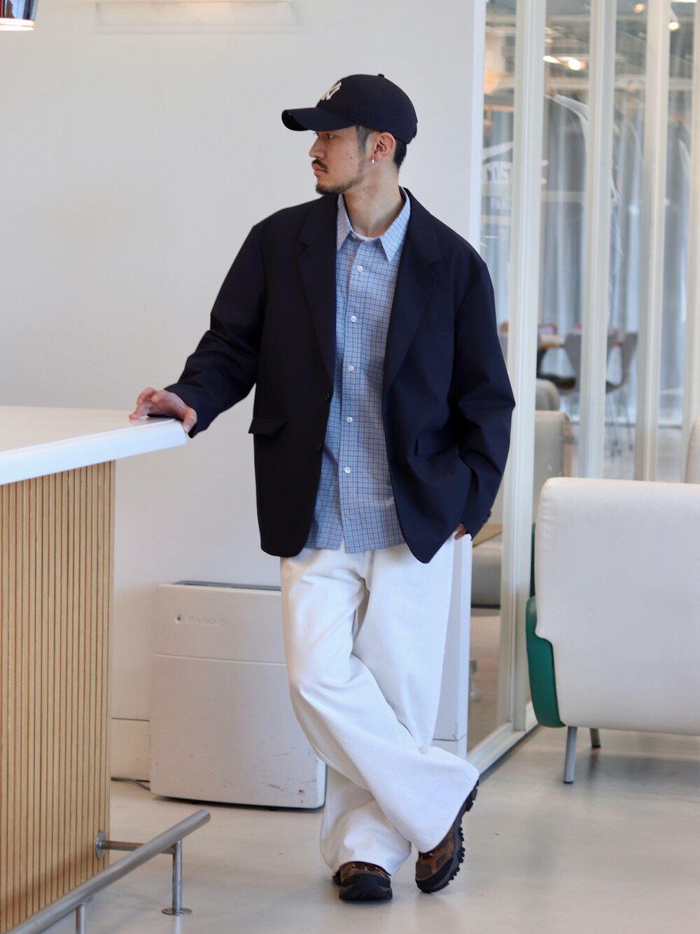 ブルー系のテーラードジャケット、ホワイト系のデニムパンツ、ブルー系のシャツ/ブラウスを着用したメンズの冬コーディネートの2枚目の写真