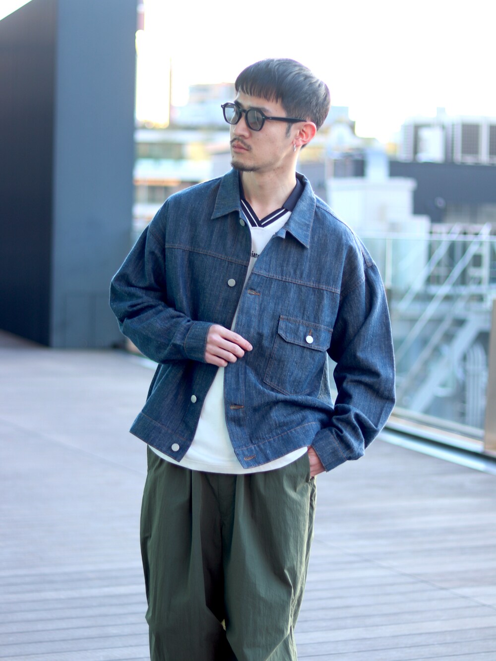 グリーン系のその他パンツ、ブルー系のブルゾン、ホワイト系のTシャツ/カットソーを着用したメンズの春コーディネートの4枚目の写真