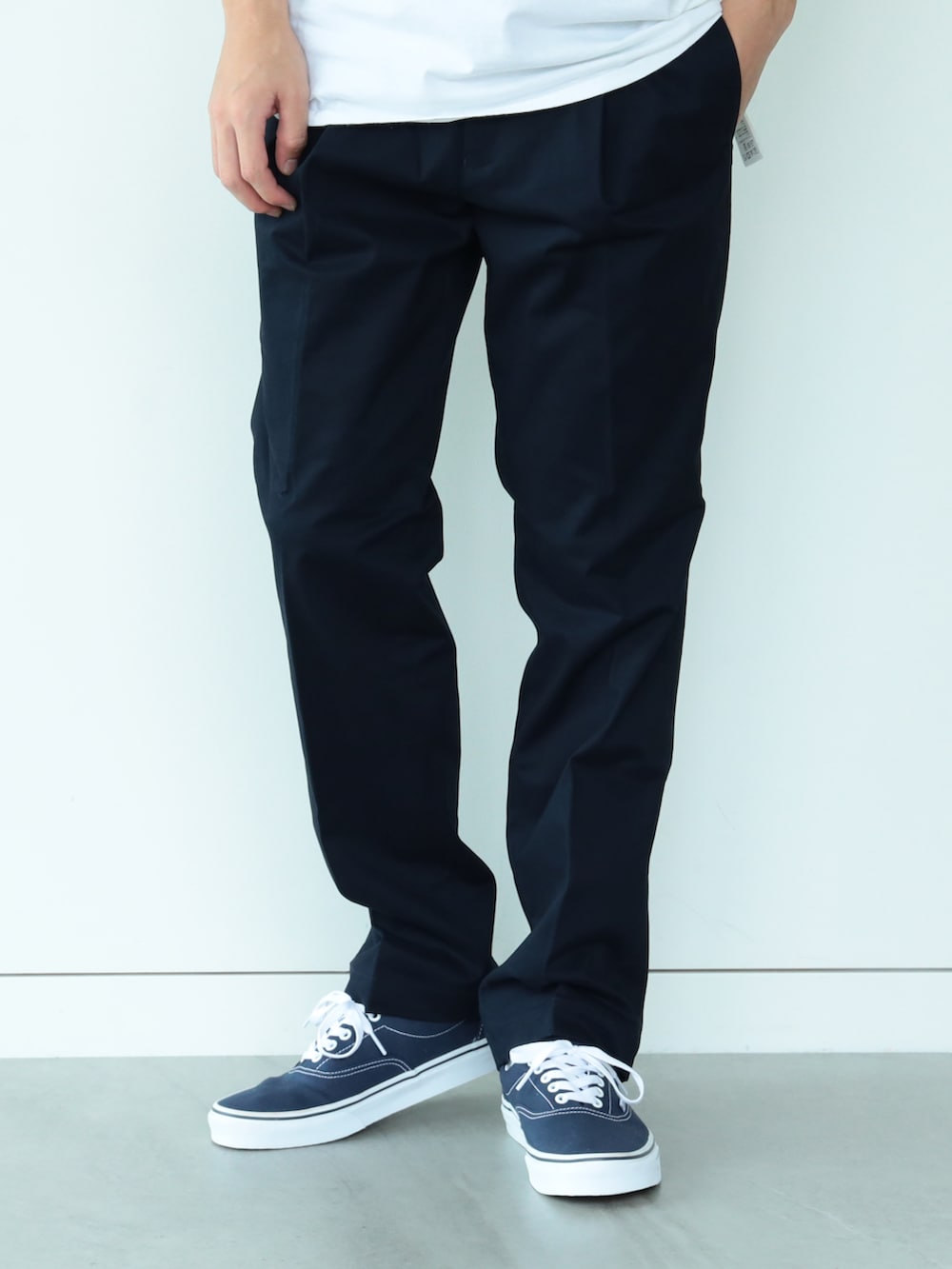 ホワイト系のTシャツ/カットソー、ブルー系のスラックスを着用したメンズの夏コーディネートの3枚目の写真