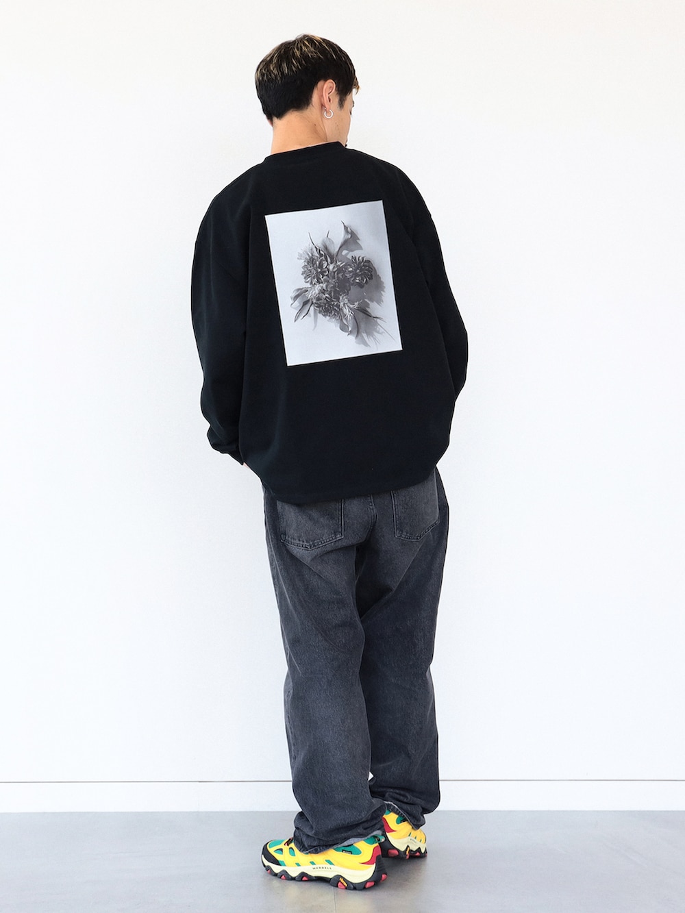 ブラック系のTシャツ/カットソー、その他のスニーカー、ブラック系のその他パンツを着用したメンズの夏コーディネートの3枚目の写真