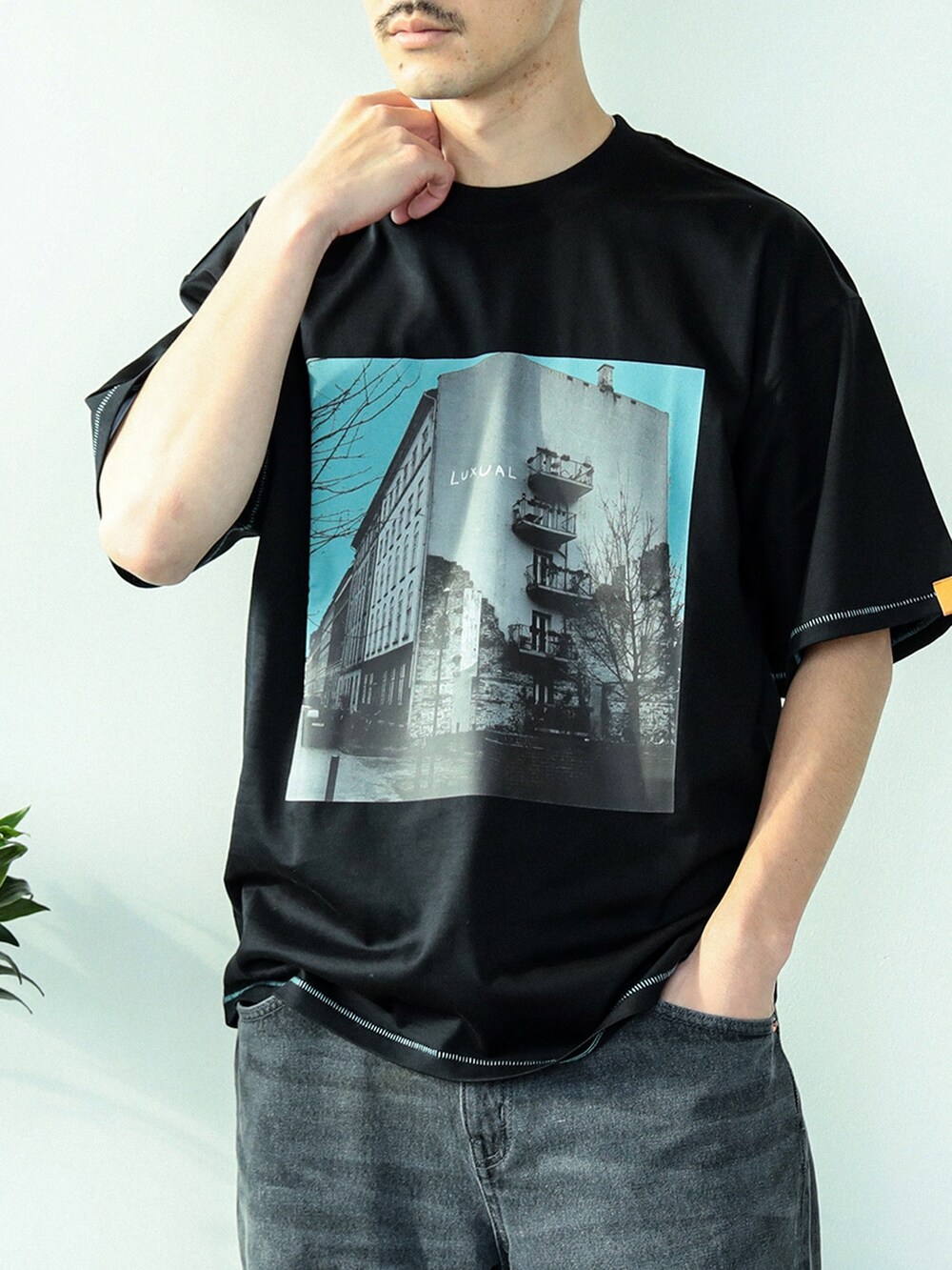 ブラック系のTシャツ/カットソーを着用したメンズの夏コーディネートの3枚目の写真