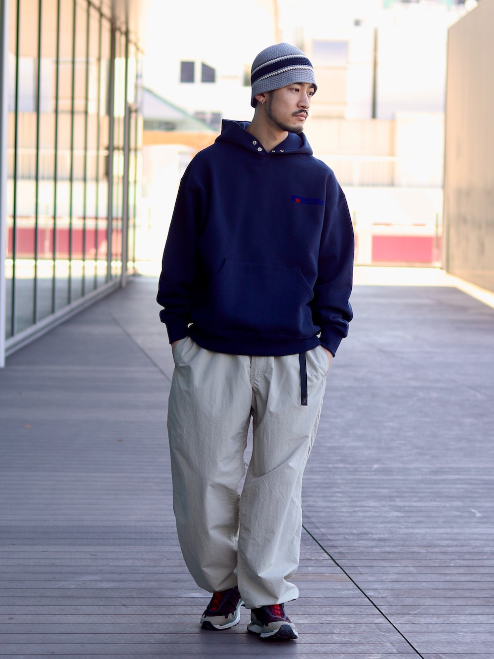 ブルー系のパーカー、ベージュ系のその他パンツ、グレー系のハットを着用したメンズの冬コーディネートの2枚目の写真