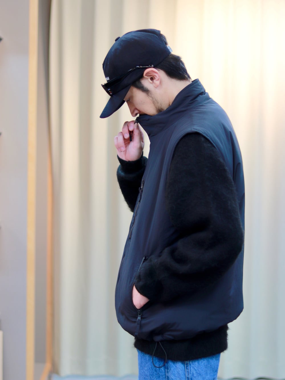 ブラック系のブルゾン、ブルー系のデニムパンツ、ブラック系のブーツを着用したメンズの秋コーディネートの3枚目の写真