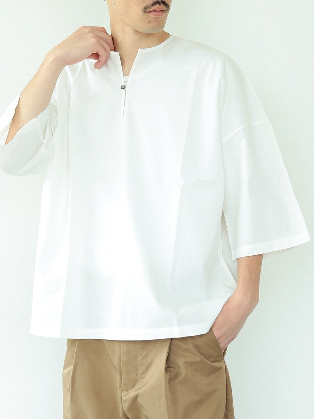 ホワイト系のTシャツ/カットソー、ベージュ系のその他パンツを着用したメンズの夏コーディネートの3枚目の写真