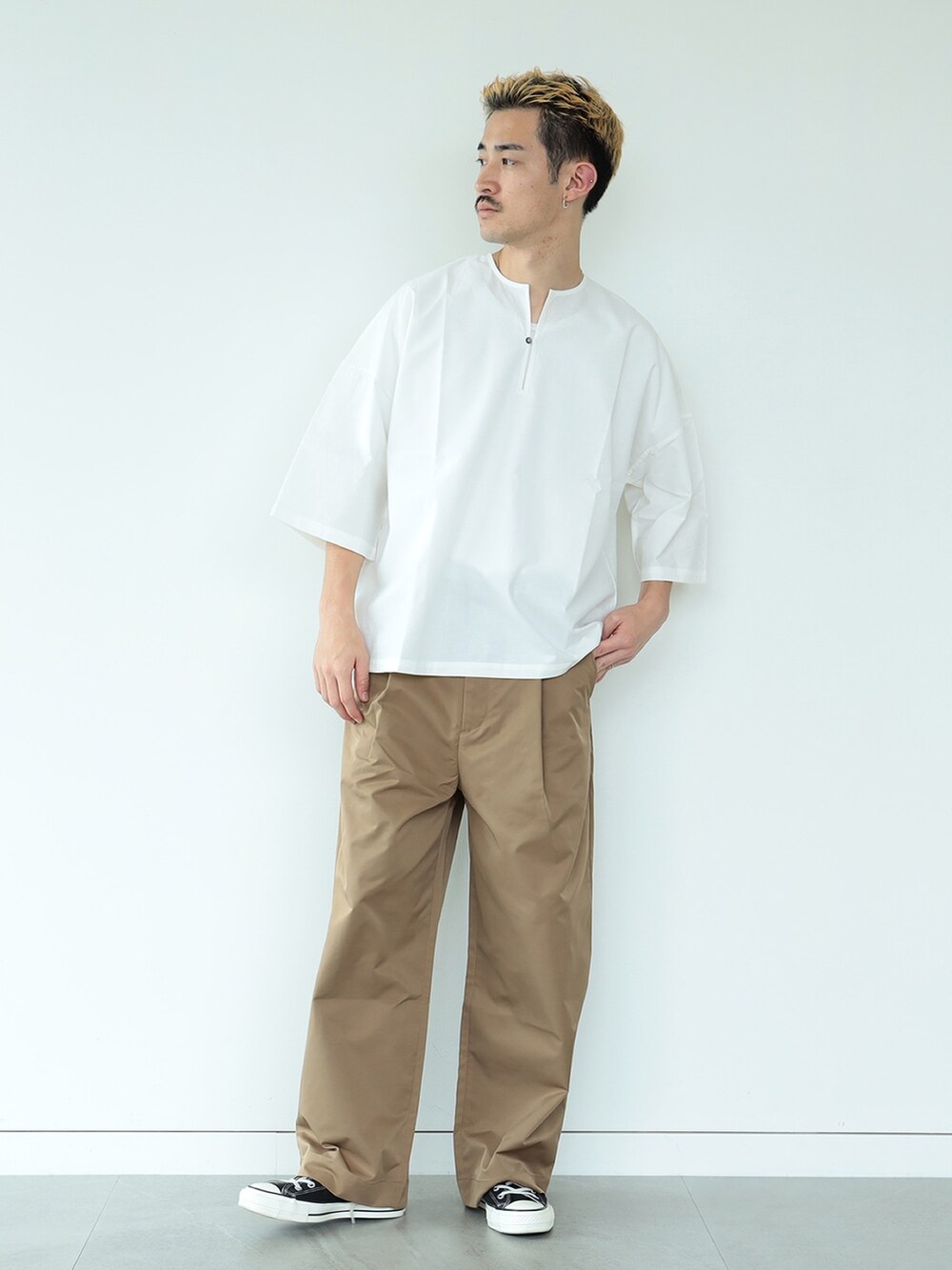 ホワイト系のTシャツ/カットソー、ベージュ系のその他パンツを着用したメンズの夏コーディネートの2枚目の写真
