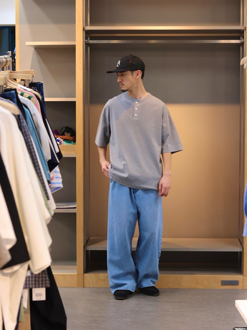 ブラック系のTシャツ/カットソー、ブルー系のデニムパンツ、ブラック系のキャップを着用したメンズの春コーディネートの2枚目の写真