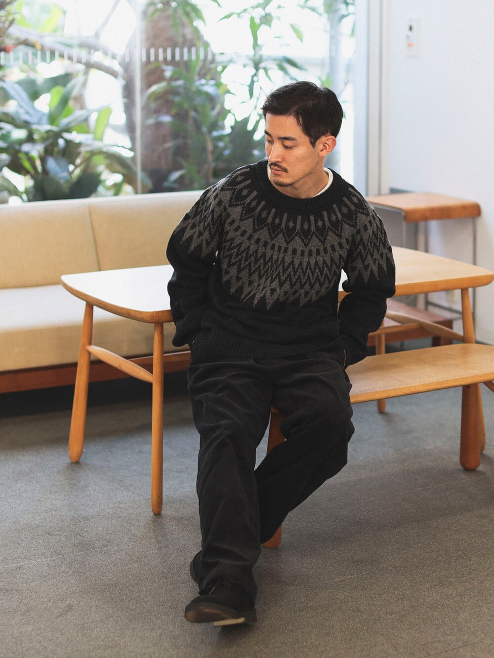 グレー系のニット/セーターを着用したメンズの冬コーディネートの2枚目の写真