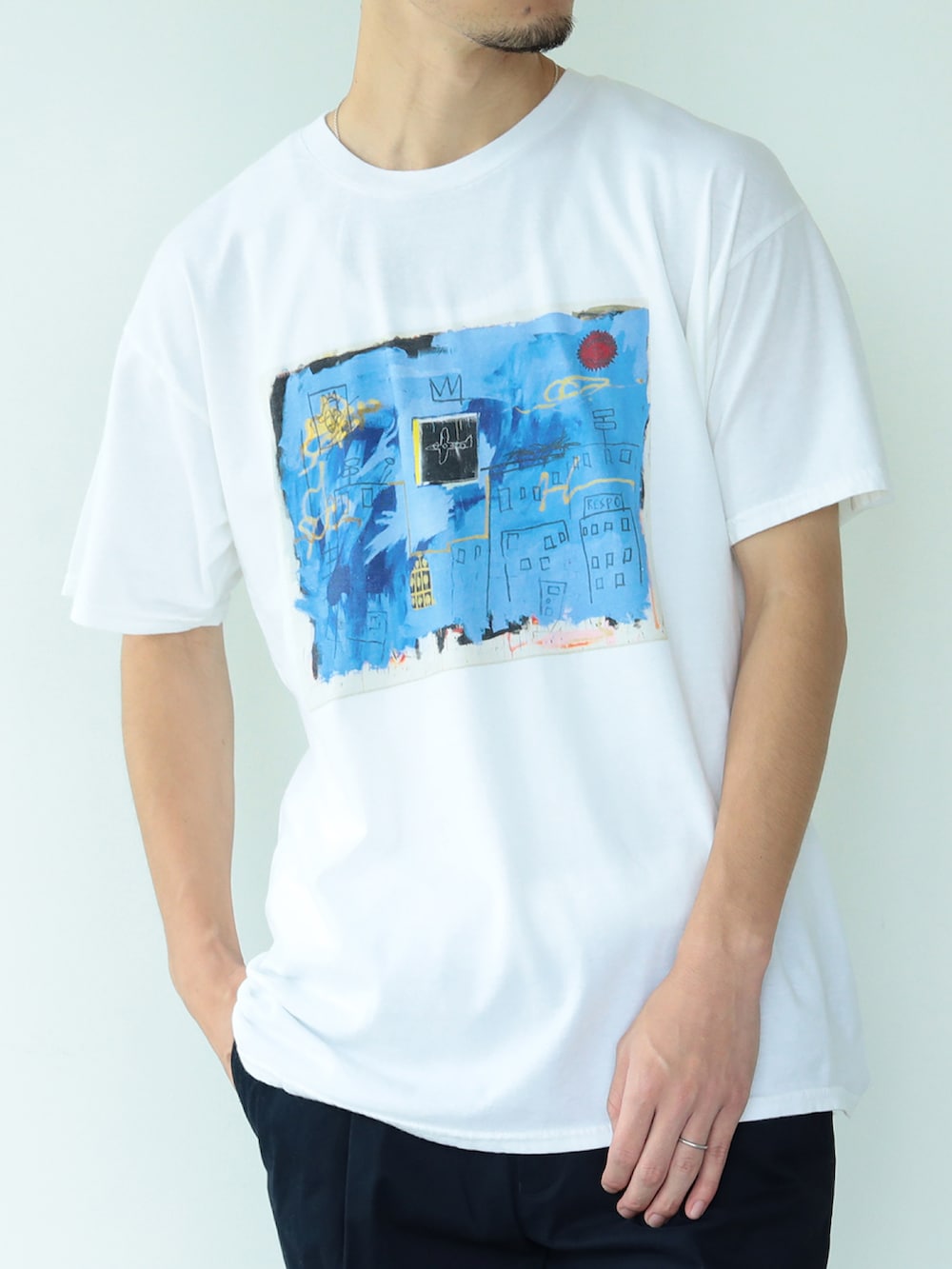 ホワイト系のTシャツ/カットソー、ブルー系のスラックスを着用したメンズの夏コーディネートの2枚目の写真