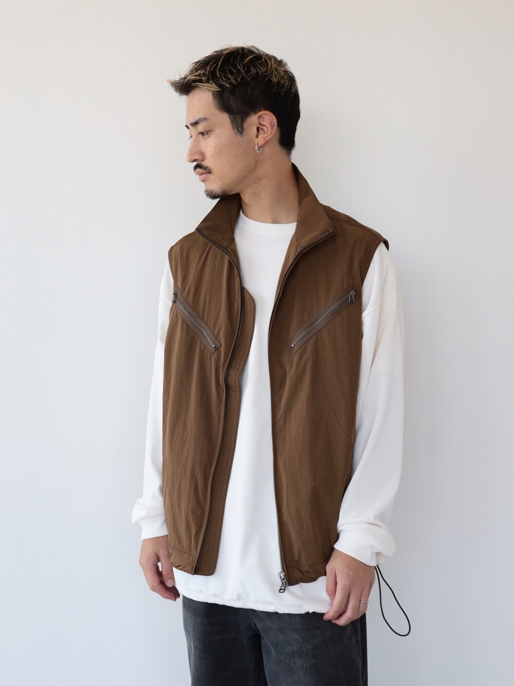 ブラウン系のベスト、ブラック系のその他パンツ、ホワイト系のTシャツ/カットソーを着用したメンズの夏コーディネートの3枚目の写真